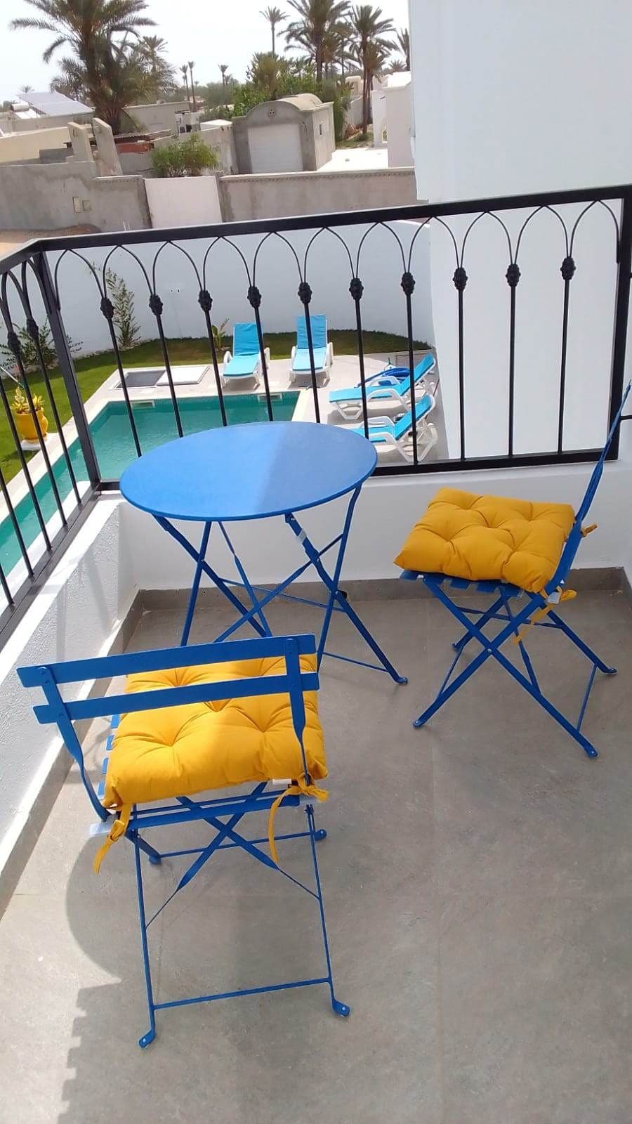 Balcon donnant sur la piscine