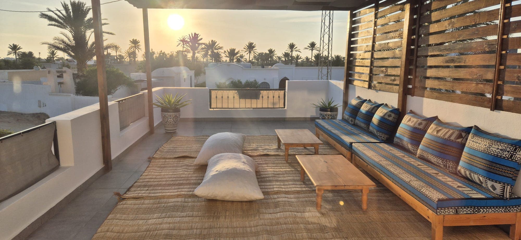 Terrasse de toit au coucher du soleil, Djerba