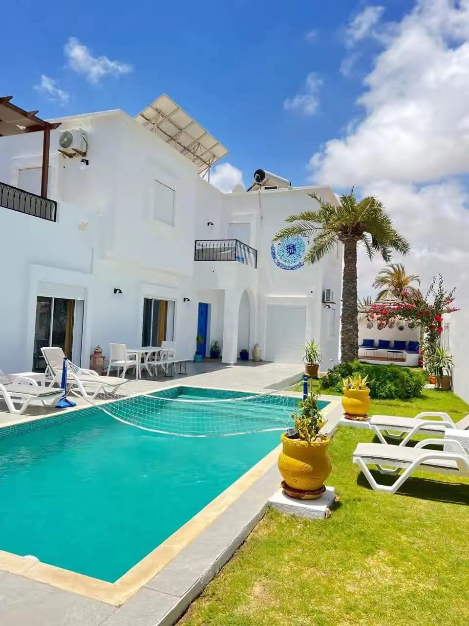 Piscine privée et terrasse de la villa